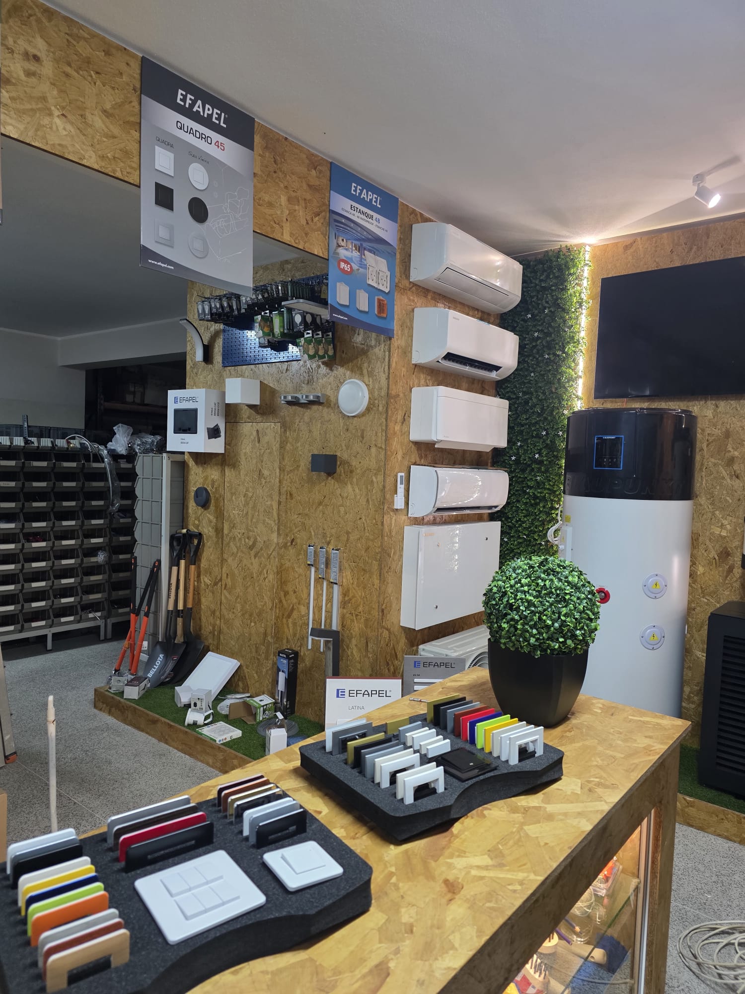 Exposição de material elétrico Efapel no showroom Sanifase