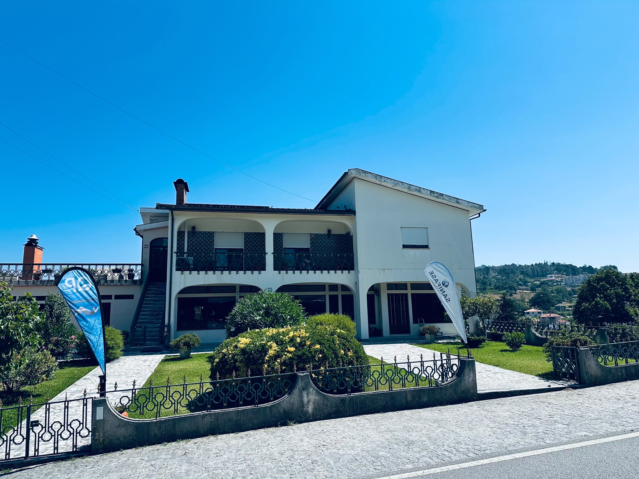 Fachada da loja Sanifase na Rua Central de Portela, Gove, Baião